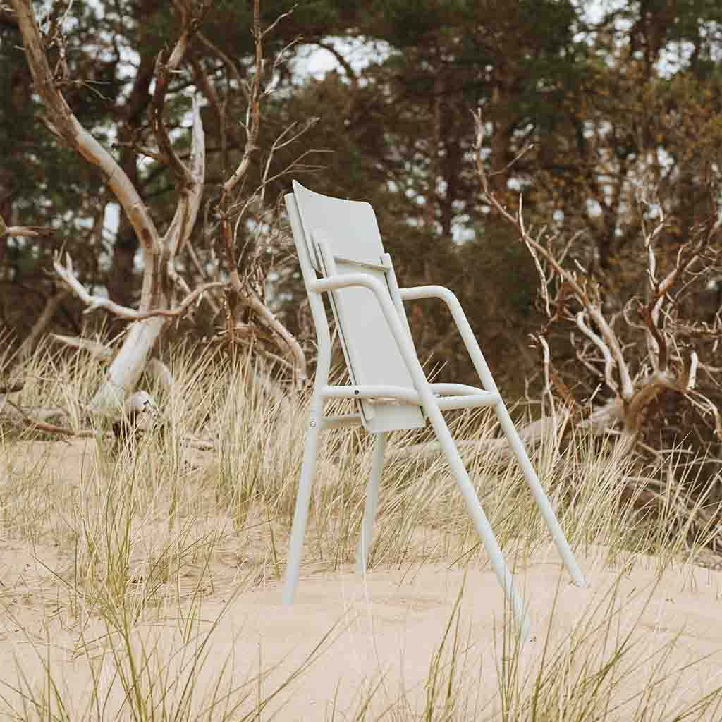 Grau Flip-Up Chair von Weltevree draussen