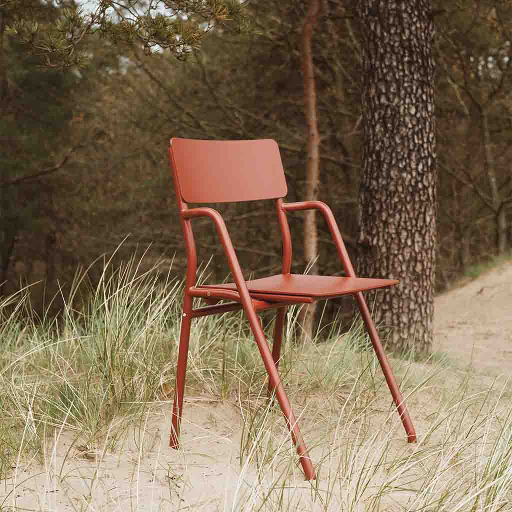 Rot Flip-Up Chair von Weltevree draussen