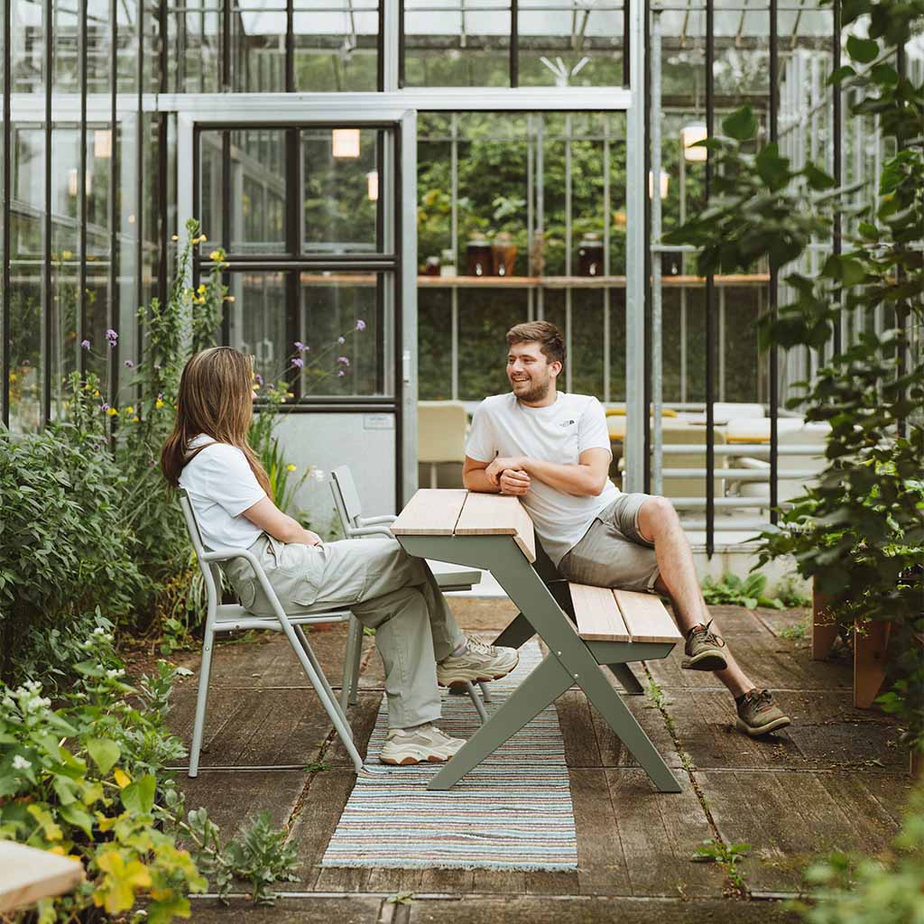 Gruen Tablebench draussen von Weltevree